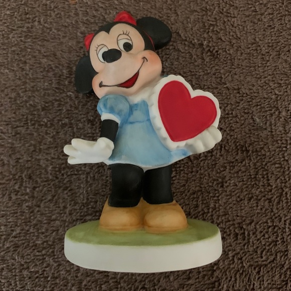 Vintage Disney Minnie Mouse with a Heart Figurine - Picture 4 of 6